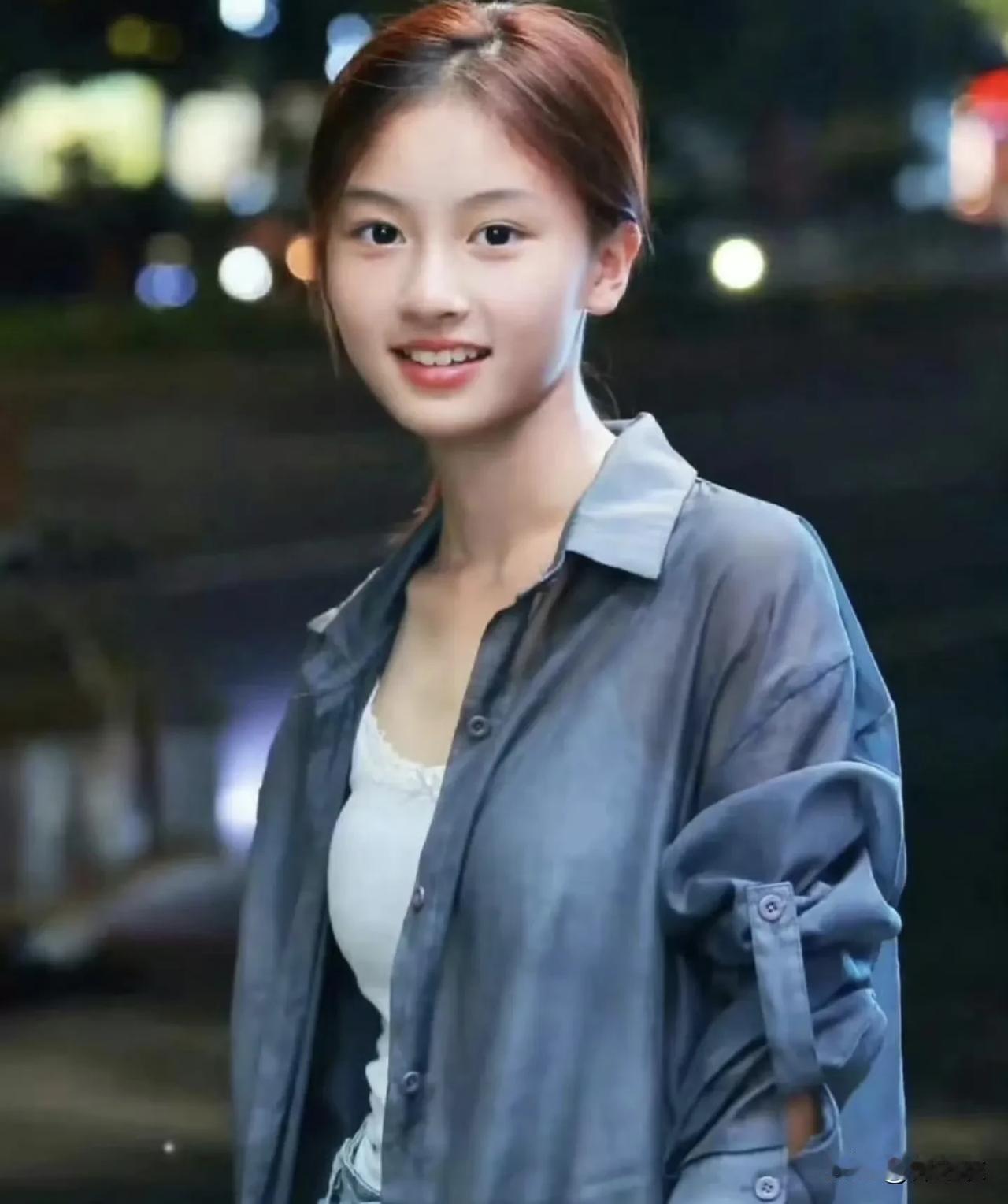 是于正拒绝了签约七七，因为他见到七七真人并没有那么的惊艳，然后她妈妈还不想女儿进