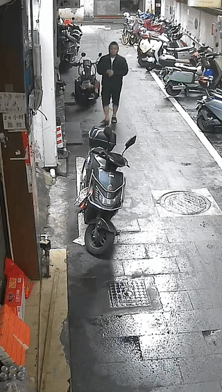 这个大叔偷东西还挺有原则？
他只偷了三桶泡面够自己吃一天就行？
却并没有将泡面整