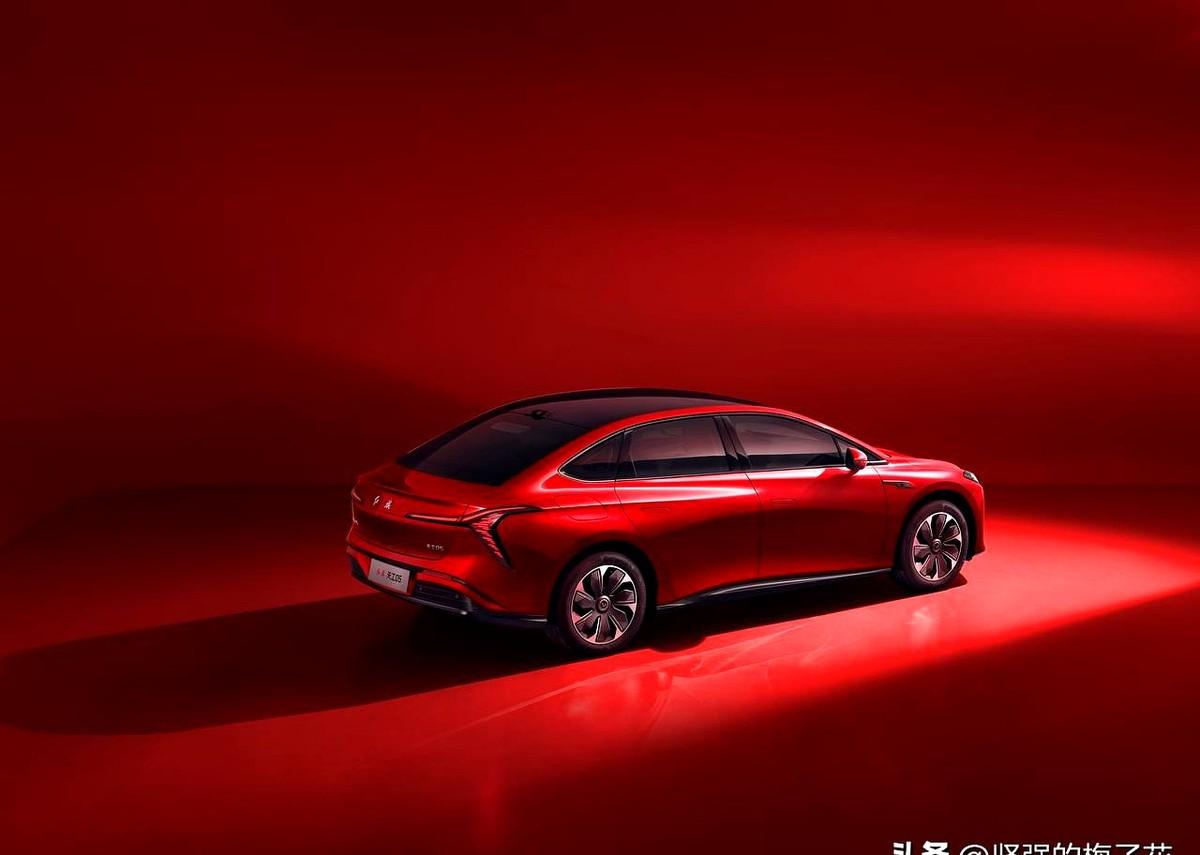 奥运冠军孙颖莎同款的红旗天工05是一汽红旗2025年推出的一款纯电动中型轿车。