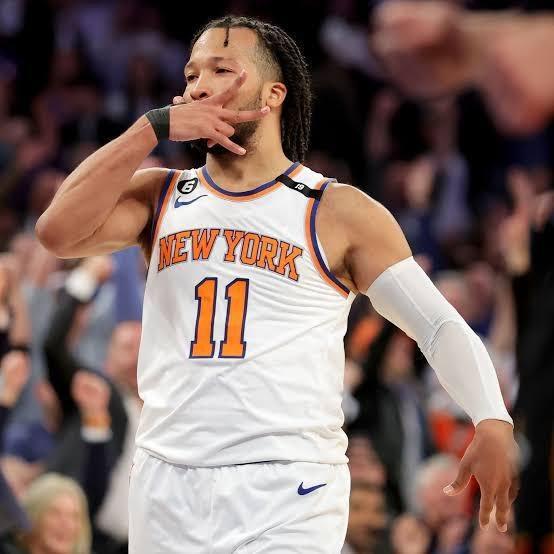 布伦森荣获2025年NBA杯MVP🏆场均33.3 分6.7 助攻，55% 投篮