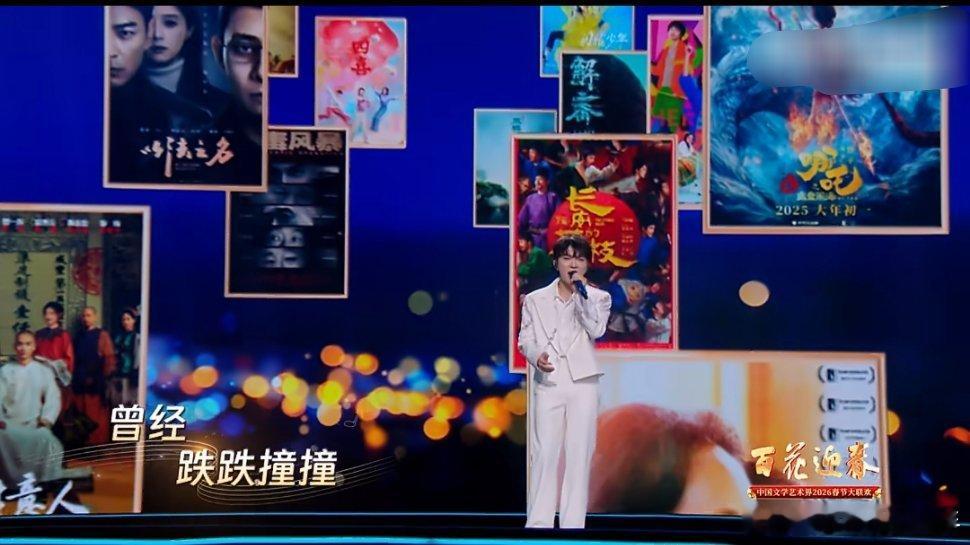 周深遥遥舞台首秀好治愈周深六度亮相百花迎春，一袭白衣深情演绎《遥遥》。歌声温柔治