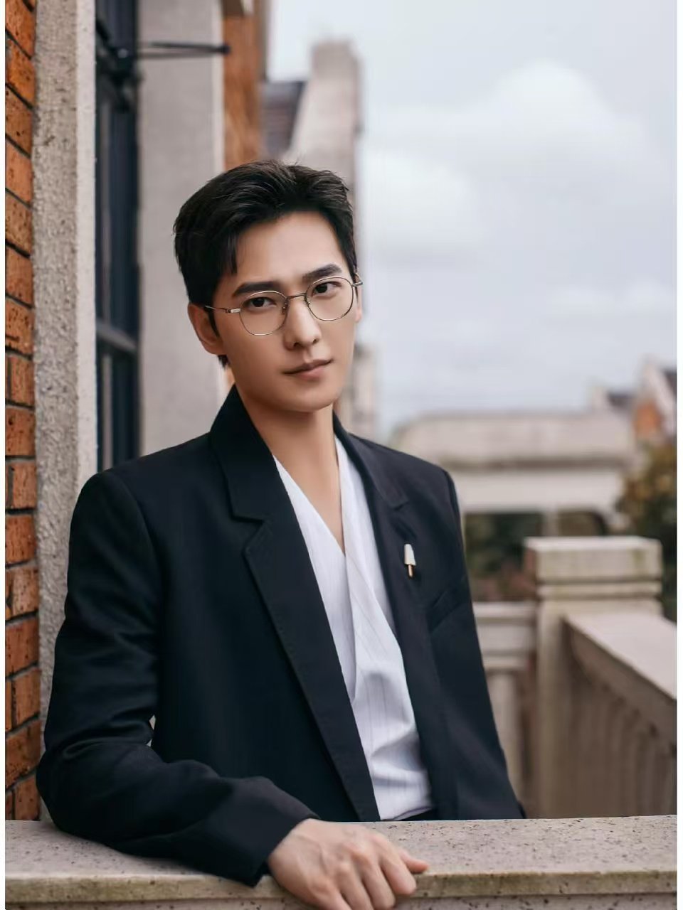 杨洋把眼镜焊在脸上 嗐，帅的就是这么权威，希望杨洋这个眼镜半永久 