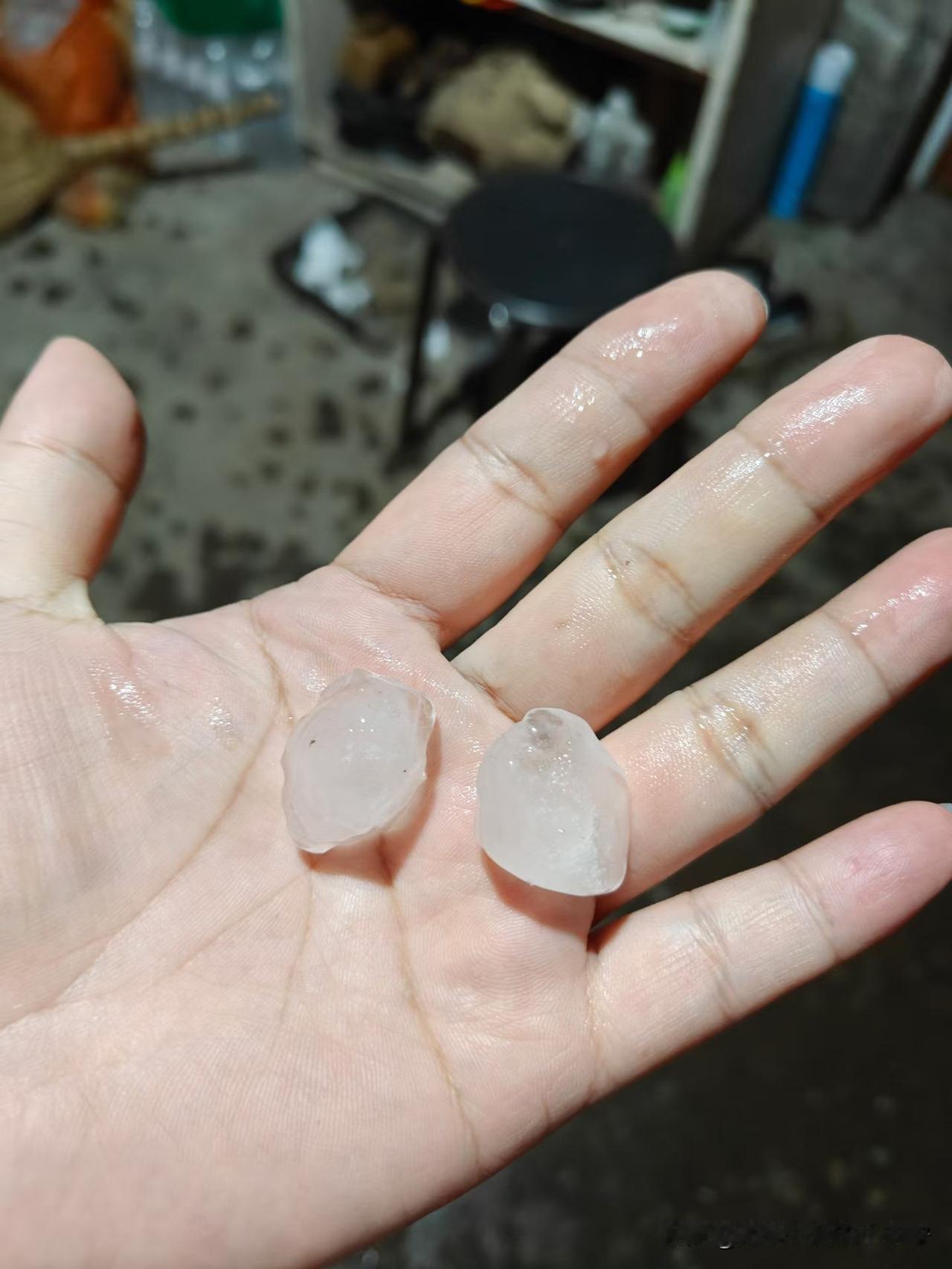 我的唐山老乡们，坐标路北区，昨晚10点多的狂风暴雨加冰雹，吓到你了吗？
    
