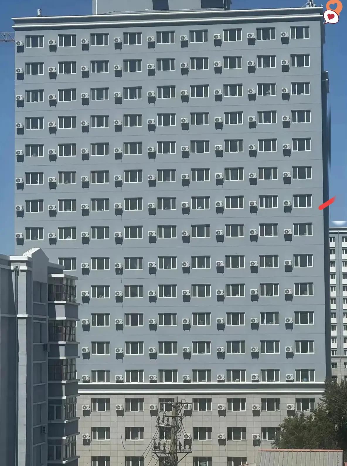 哈尔滨工程大学暑假招标采购了7064台空调，格力中标了。
看这安装效果，房子设计