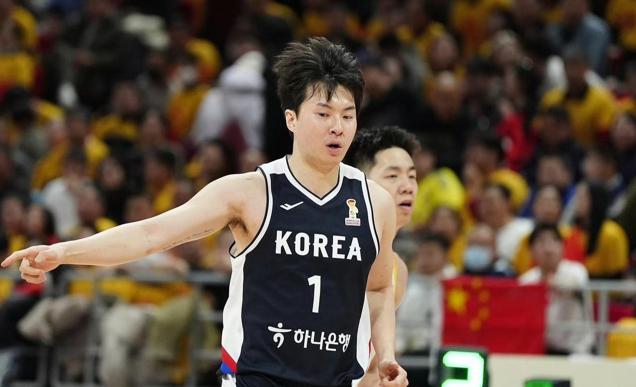 33分10篮板，韩国“汤神”李贤重，让球迷想到了亚洲杯的田中心。
中国男篮憾负韩