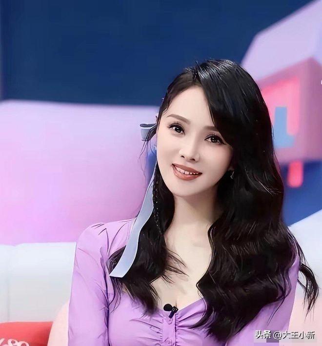 我可以接受伊能静46岁了还扮嫩娇羞
也可以接受她嫁小10岁秦昊小鸟依人
但不能接