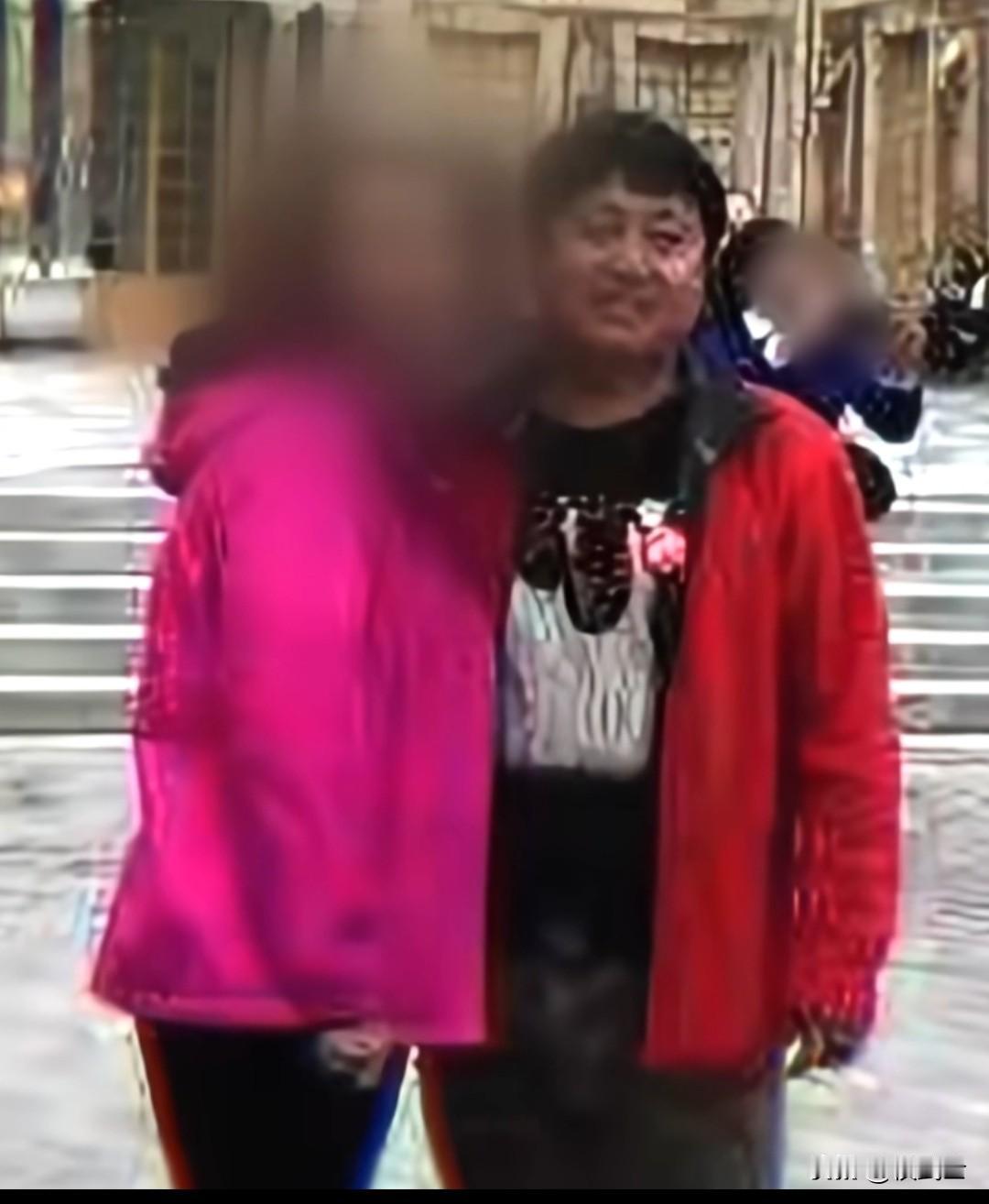 看着后排没系安全带且昏迷的妻子，他猛踩油门直撞向防护墙，心中狂叫：这一次你必须死