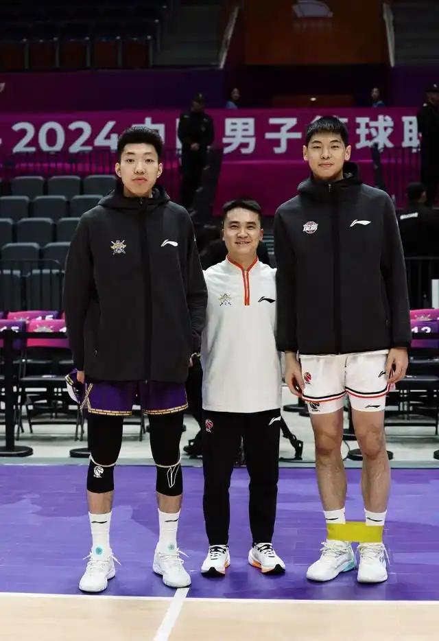 明晚世界杯男篮亚洲预选赛中国队在沈阳迎战日本队，预计中国队首发阵容，中锋胡金秋，