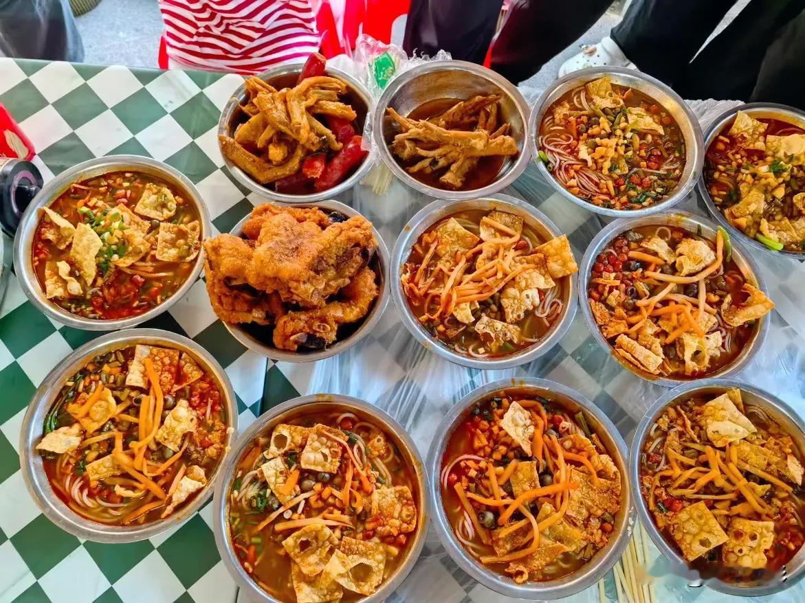 三个家庭九碗粉，两百块钱的快乐就是这么简单！无法抵挡螺蛳粉的诱惑，每次回广西都要