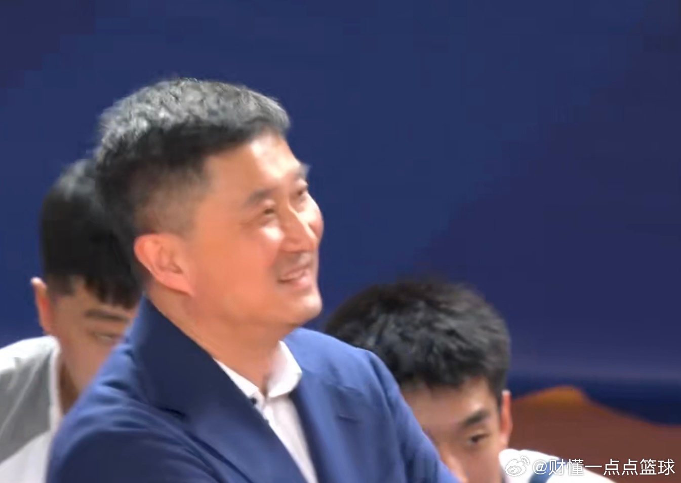 今晚广东宏远男篮被新疆男篮以82比80逆转比赛后，杜锋指导接受采访时坦言球队最多