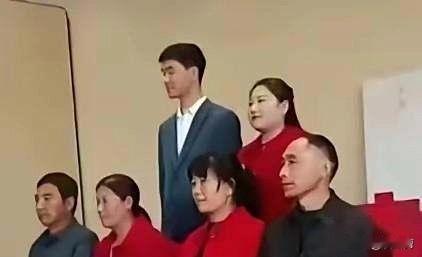 这张照片是陕西旬阳小伙子跳河之后，被网友传上网络的。

照片后排的小伙子和姑娘，