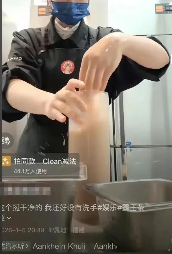 股价跌去近70%！霸王茶姬，咋了？摘自老六 观点如何走出一条新路？霸榜热搜霸王茶