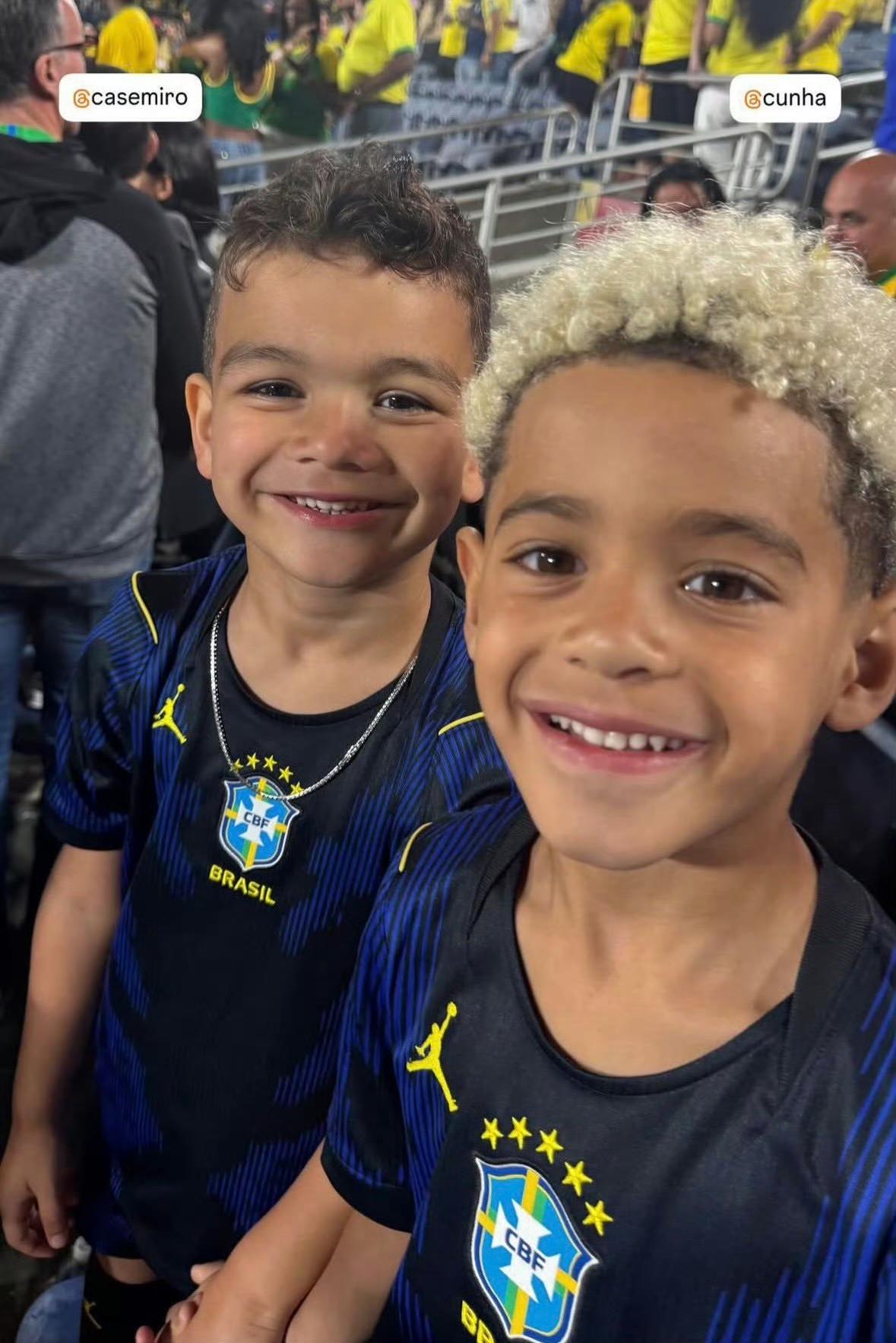 好可爱的孩子

好强大的基因

卡塞米罗的儿子和库尼亚的儿子

一起观看巴西对阵