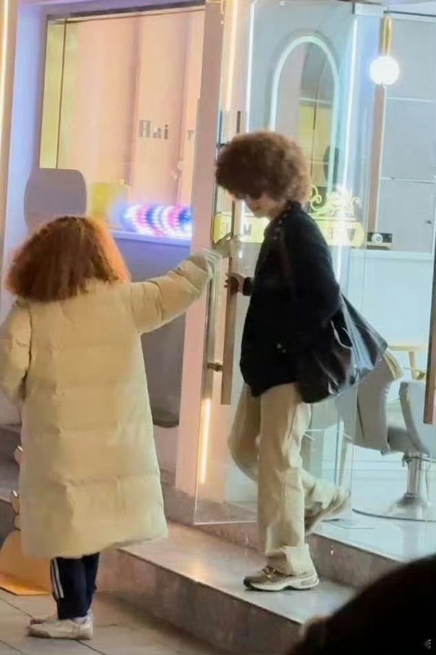 张蔷快从贺峻霖身上下来  贺峻霖戴的是蔷姐的假发吗  贺峻霖这爆炸头，简直是蔷姐