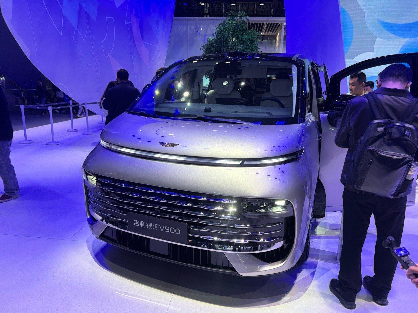 亮相的吉利银河V900，看着就是台主打实用的中大型MPV。外观换成了更利于散热的