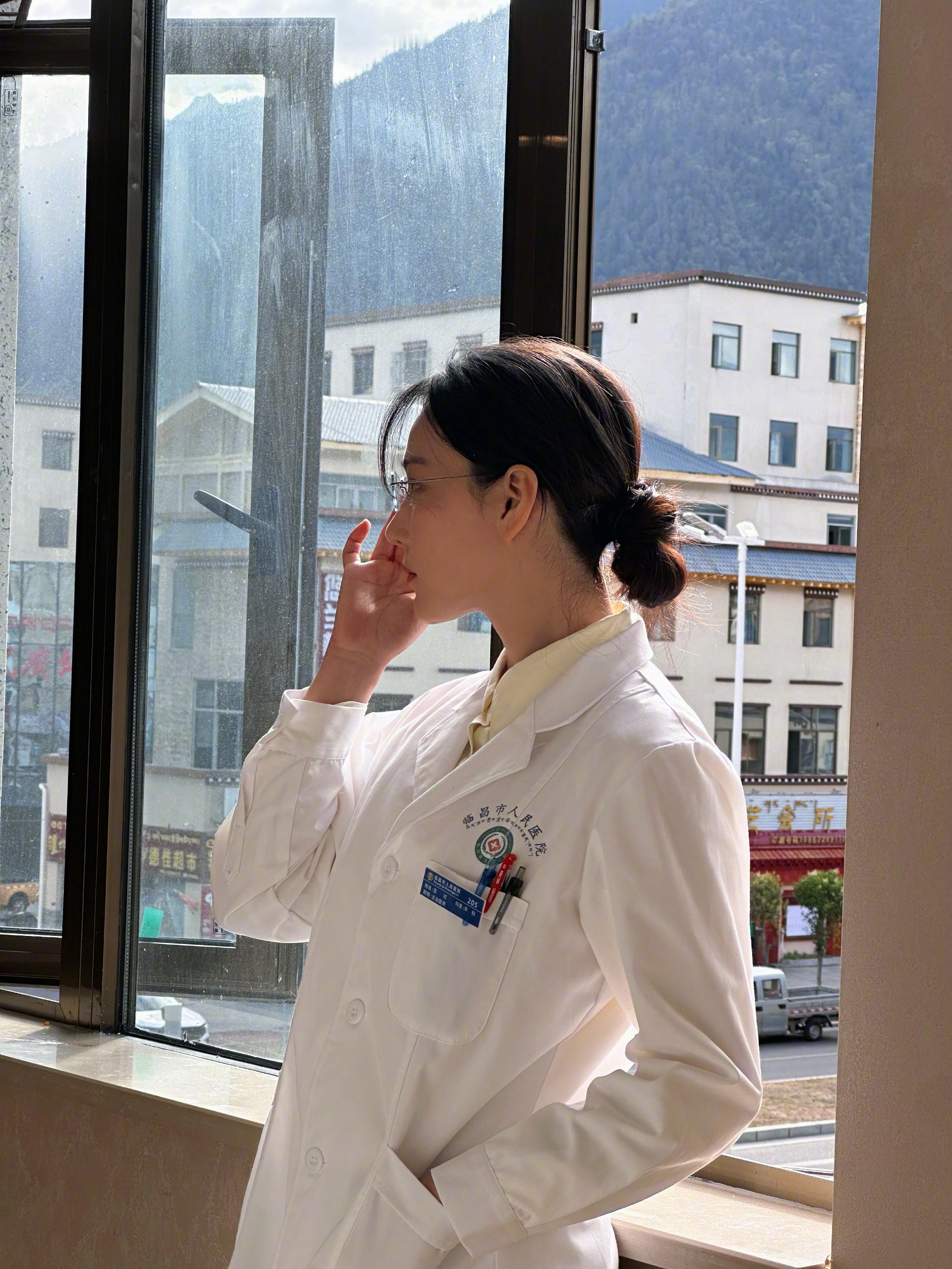 张馨予说斑秃帮助了自己张馨予在央视回应斑秃 头发随便扎着，高原红挂脸上，白大褂往