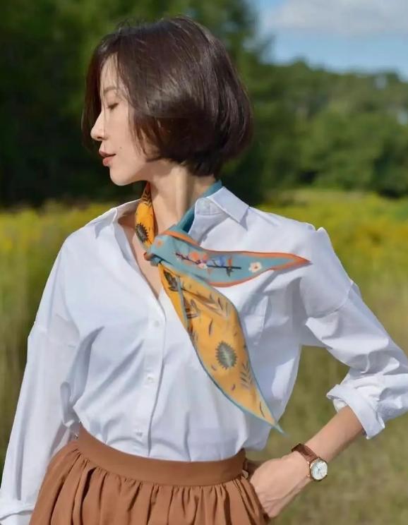 中年姐妹看过来！谁说显贵非得穿金戴银？
真正见过世面的女人，早靠这3件“心机配饰