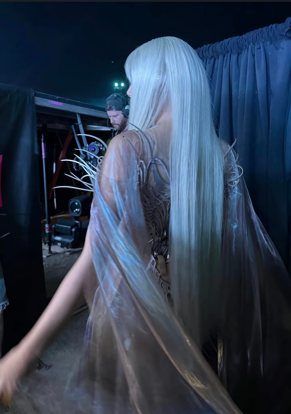 科切拉等待上场的Lisa 好美的背影….. 