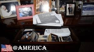 特朗普政府是否删除了十几份与爱泼斯坦有关的文件？以下是您需要了解的信息。

据美