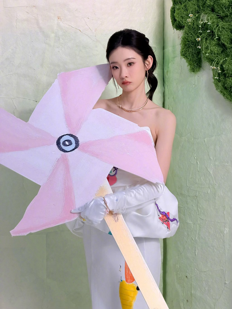 张艺凡把小朋友的画穿在了身上张艺凡从童话书里走出来的公主 张艺凡这身造型也太会了