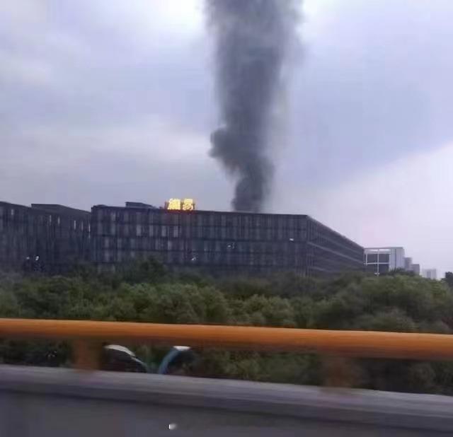 #网易云音乐崩了# 此图是假的！～ ​​​擦亮眼睛！ ​​​