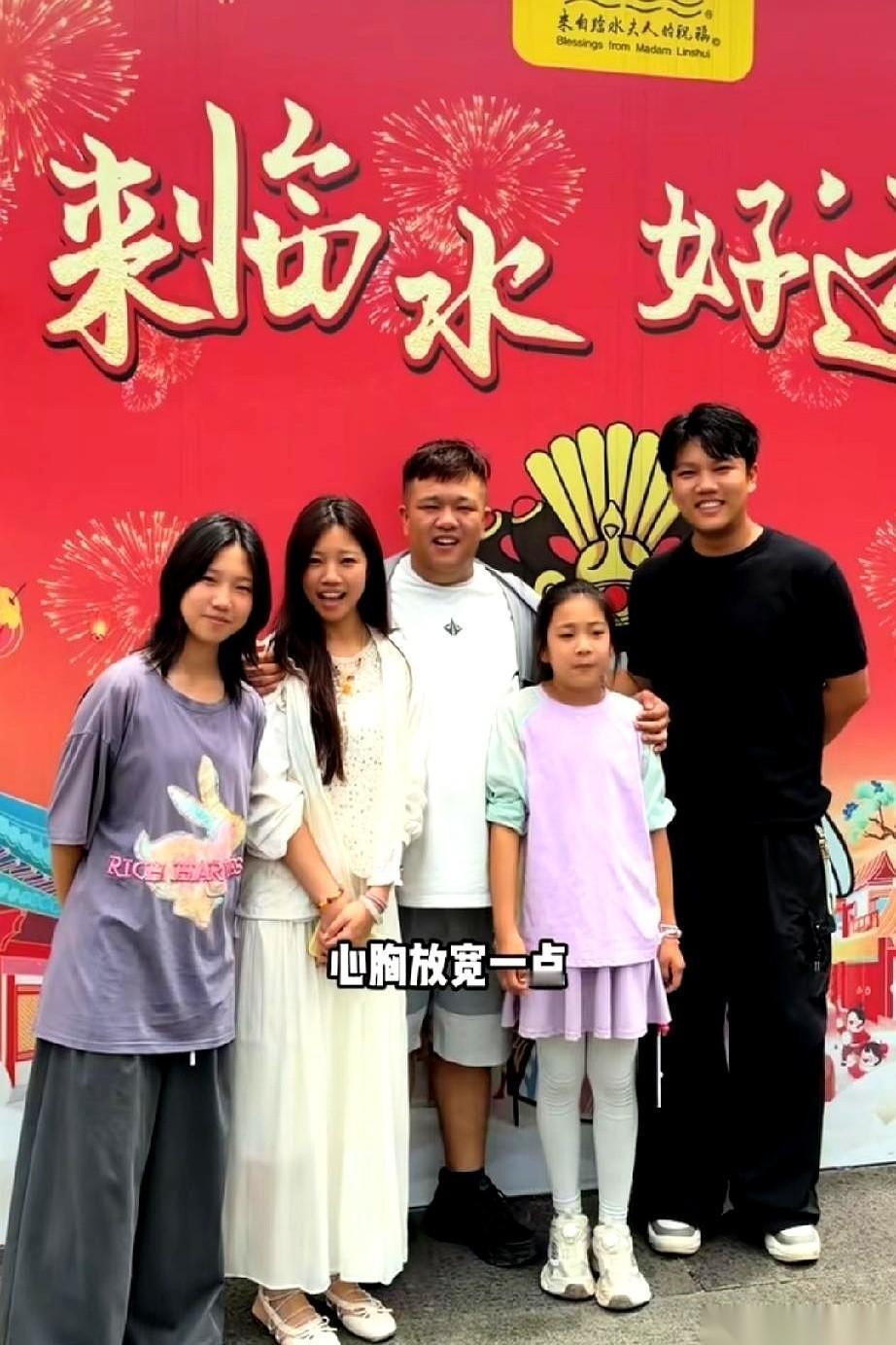 公公过生日，儿媳妇居然没到场。
就这一件事，比啥都说明问题了。
直播间里弹幕刷疯