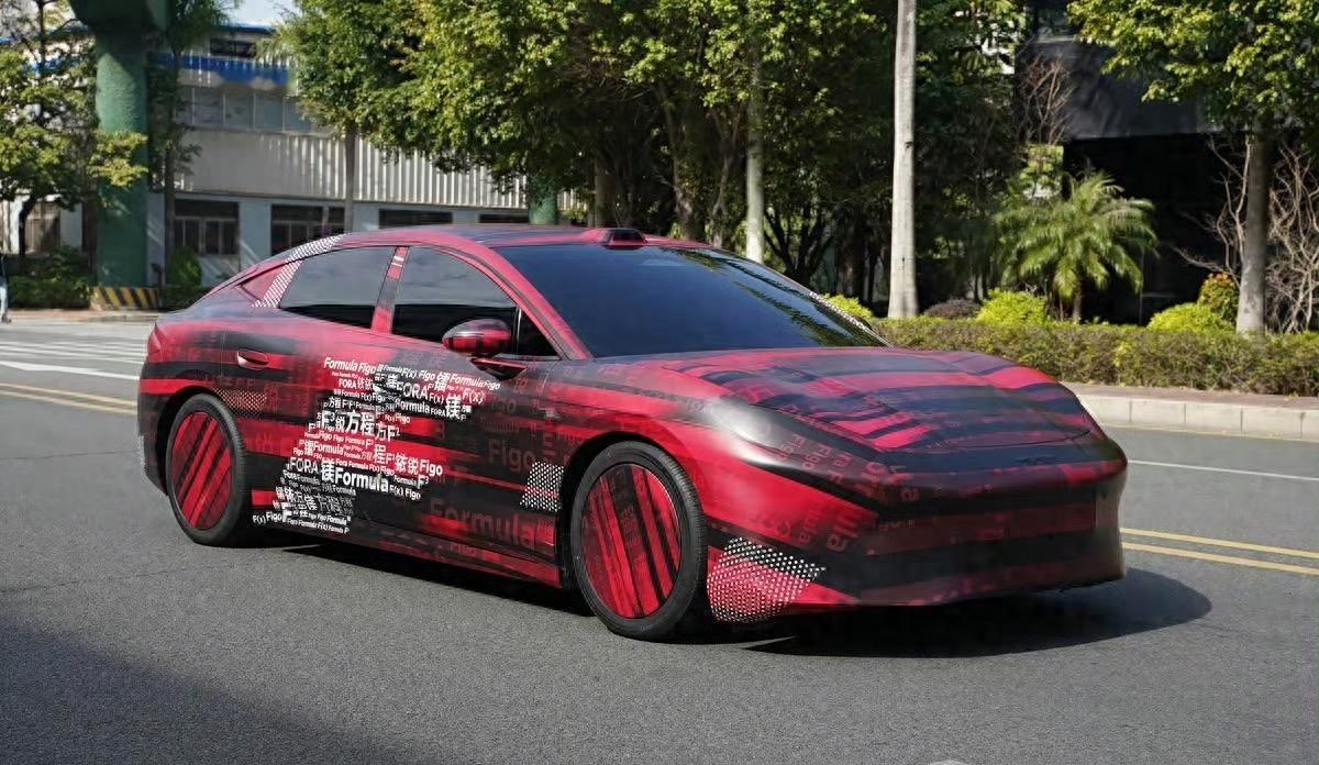 方程豹首款轿车谍照，大家觉得好看吗？
顺畅的大溜背
顶置激光雷达
掀背式尾门
半