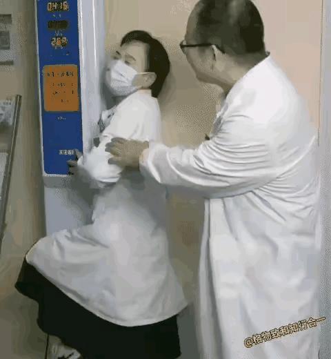 "医生眼里不分男女?"某医院里，一女医生对男医生说，自己这两天痔疮犯了，有点不舒