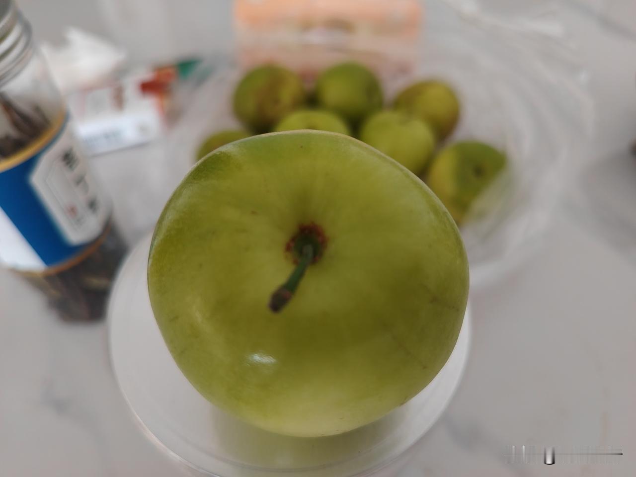 早晨去早市，买了点“苹果枣”，四元一斤，比太行山区的冬枣要大很多，与小点的青皮核