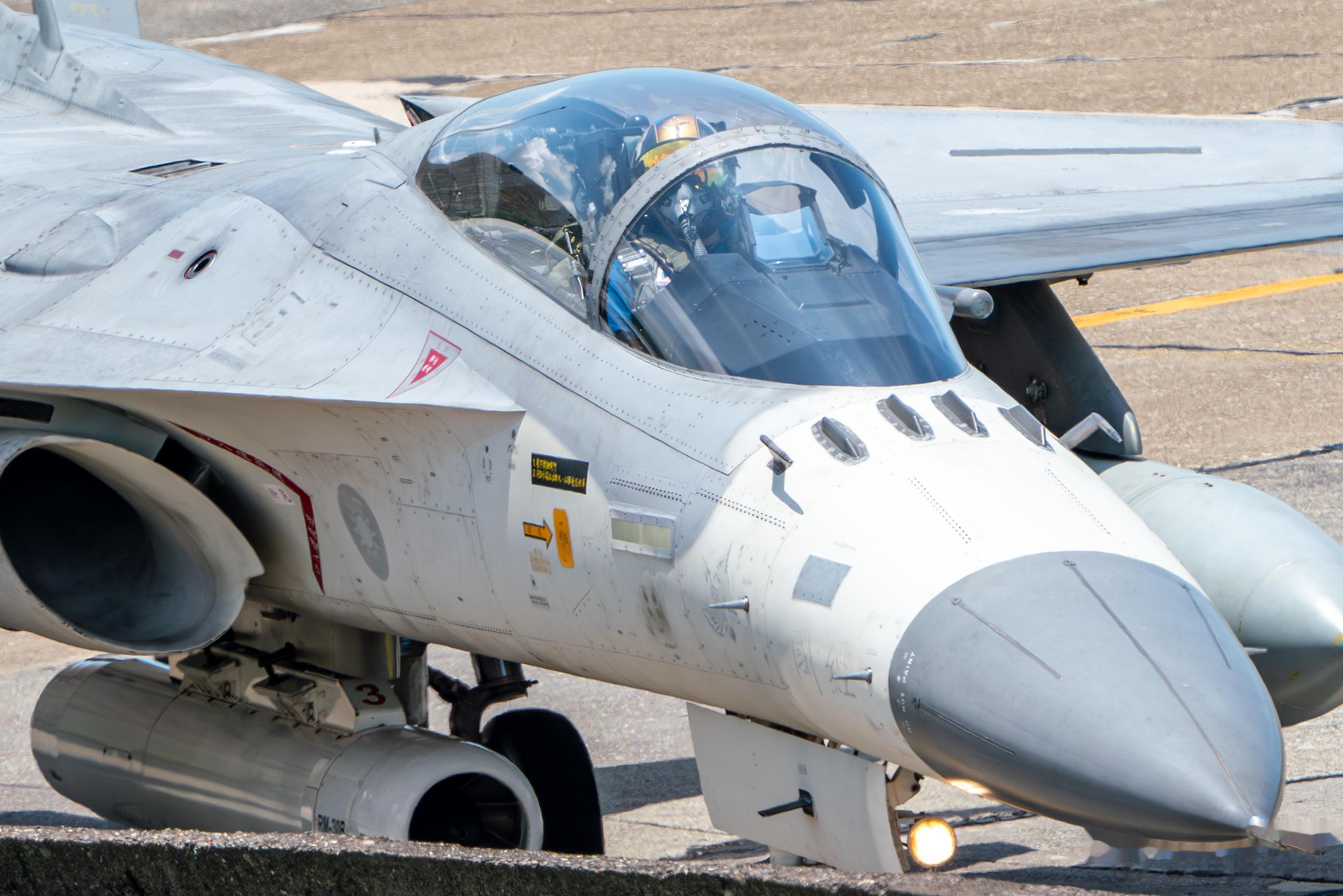 IDF，机腹挂载的是美制RM-30B拖靶#武器装备[超话]##航空[超话]# ​