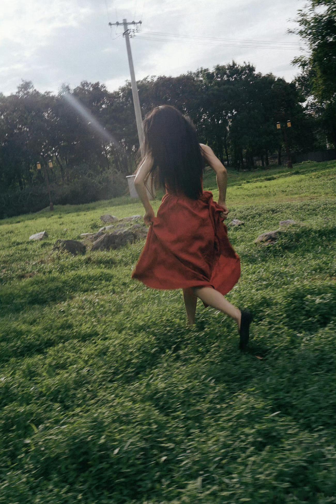 李菲儿 超脱内娱的活人感 肆意奔跑的剪影，不追求永恒的定格，李菲儿超脱内娱的活人