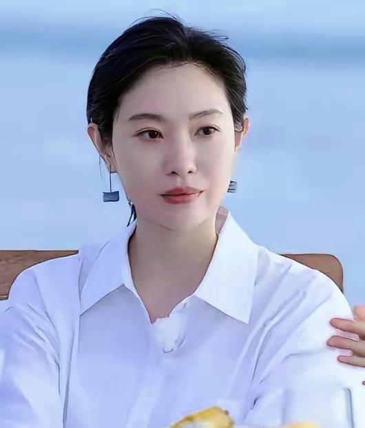 我有一种预感，
王佳佳迟早会大成顶流，
不是因为她长的好看，也不是因为她背景有多