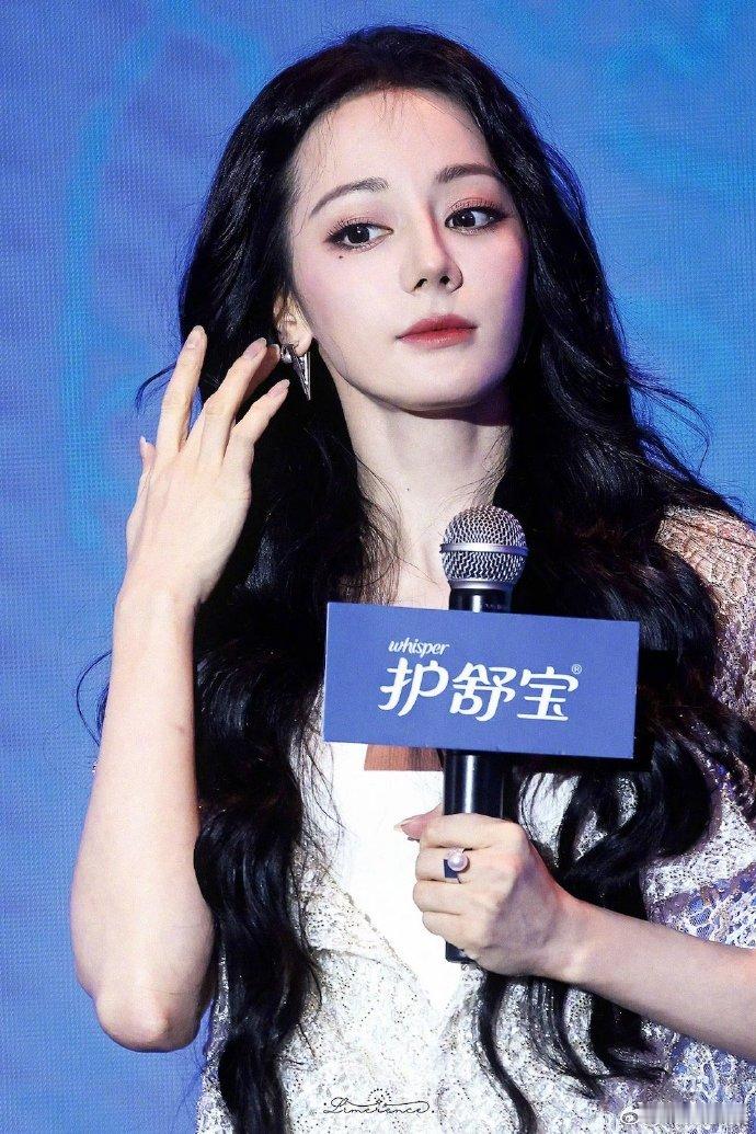 迪丽热巴美得像洋娃娃睡前看看美丽的巴巴，梦里一定很甜！ ​​​