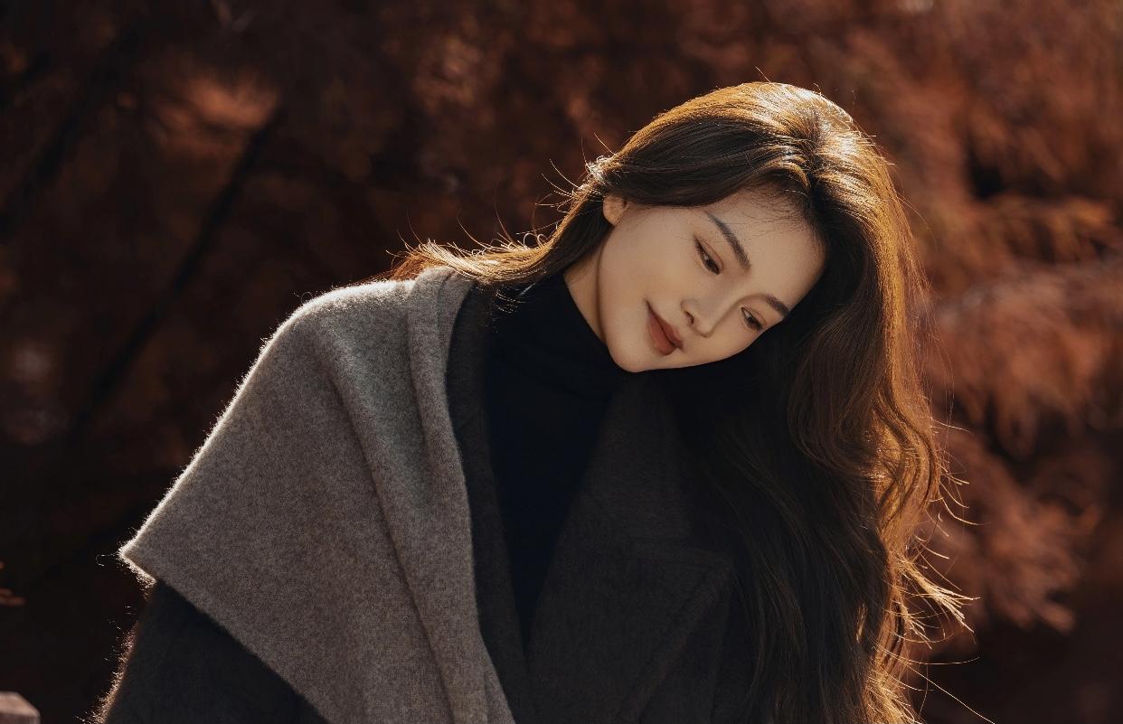 秋日漫步，红叶如火，长裙飘飘，悠然自得。