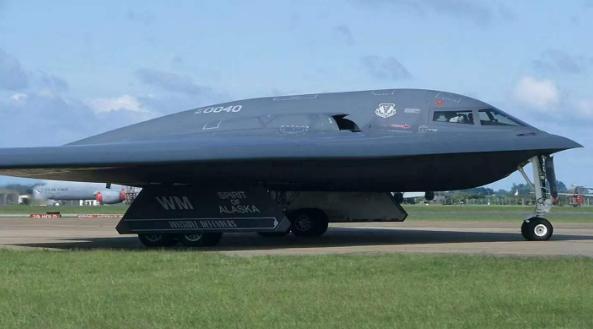 美国现在的处境也挺尴尬的，航母都开到伊朗的家门口了，这阵仗几乎要赶上美国“制裁”