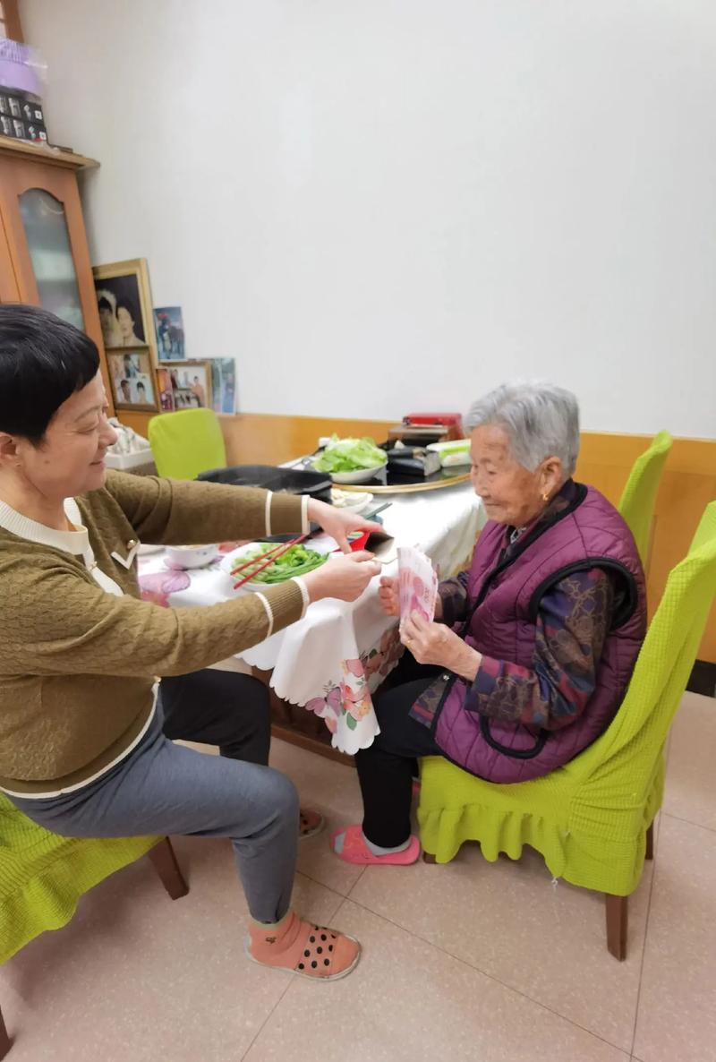 现在的年人大都不待见老年人，不但赚老年人的气味和习惯，而且也不愿听老年人说话，这