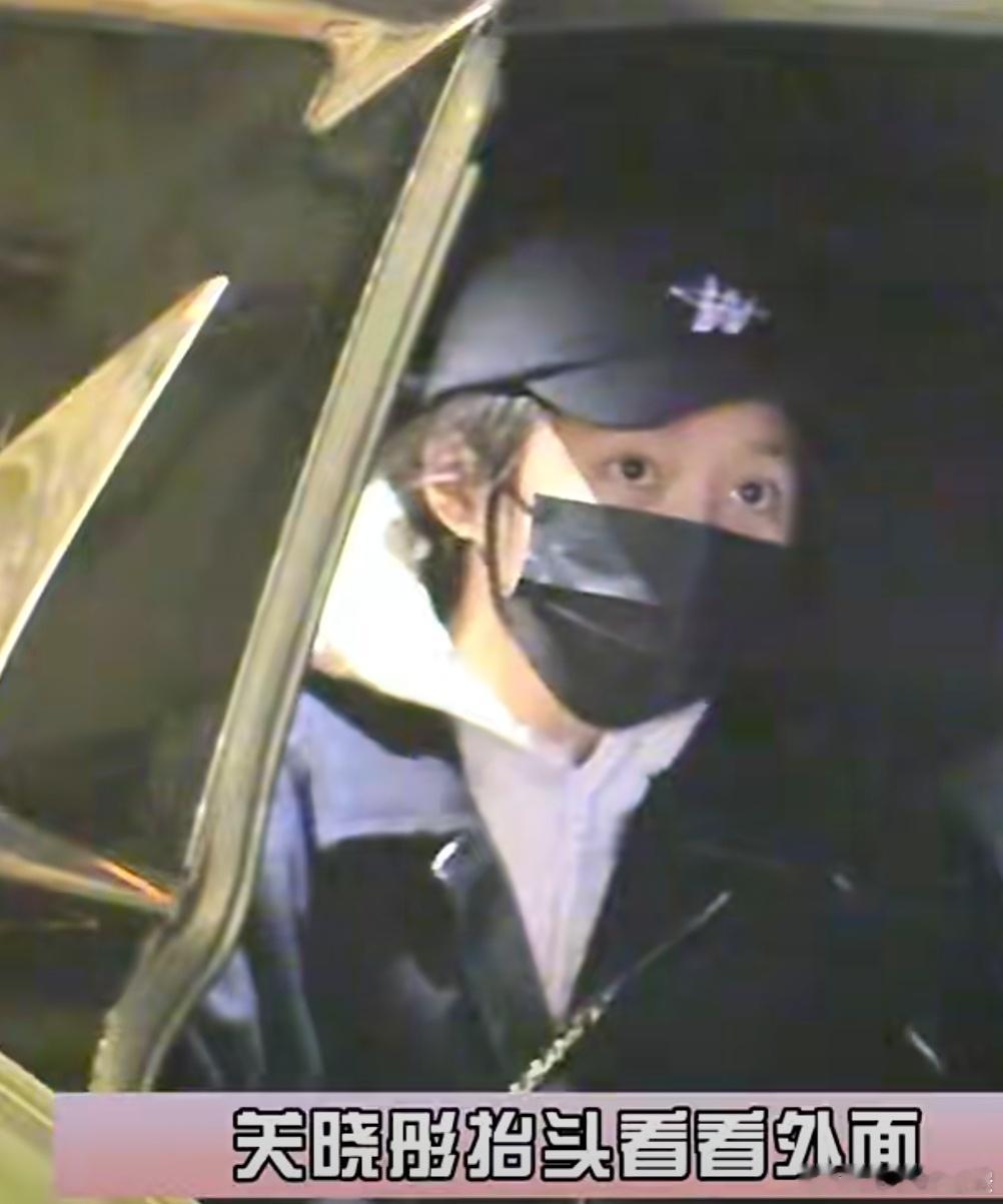 曝关晓彤深夜去酒吧关晓彤这事本来没毛病啊，就是普通人的正常生活。有问题的，是拿着