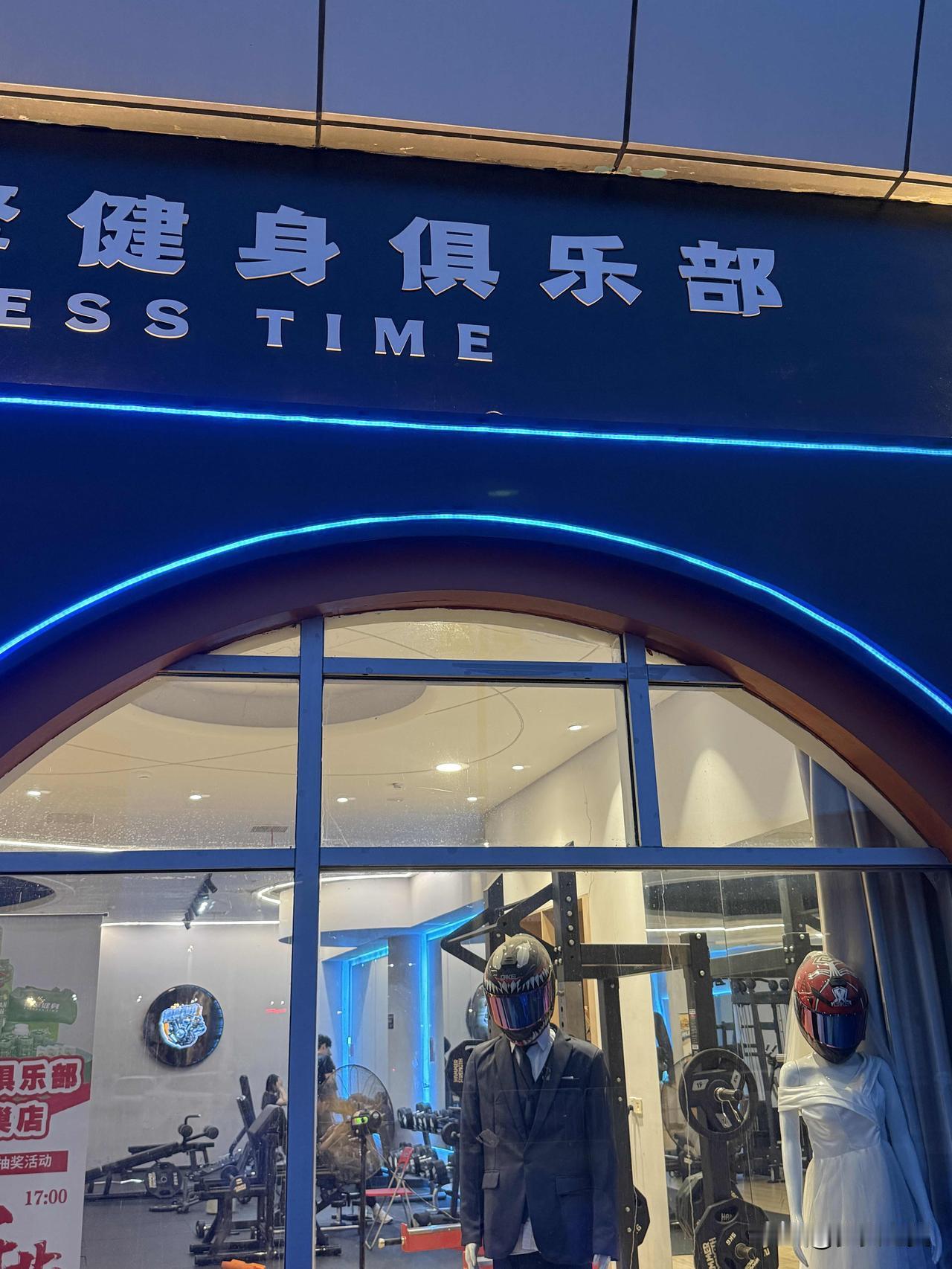 【小对联】
上：跑业务；
下：……？