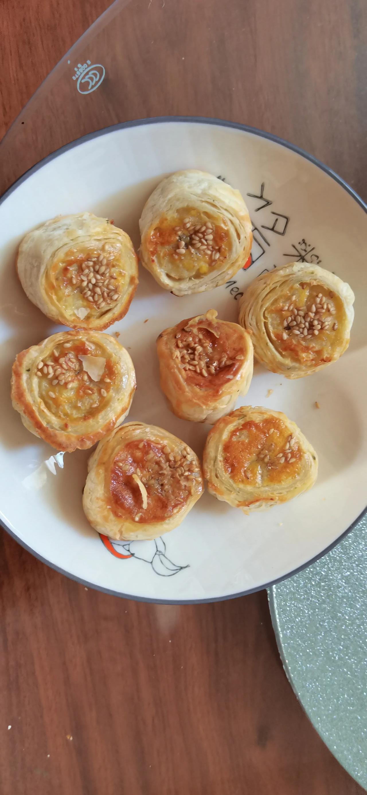 #秋日生活打卡#我家明哥新学做的一种美食，看图片像不像月饼？

它是用手抓饼的皮
