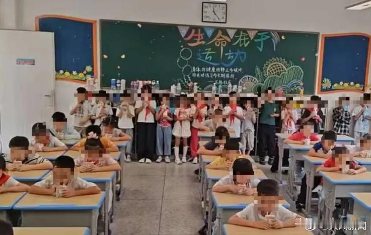“强制奶”扎心的地方在于它利用了孩子对“合群”的渴望和对“被孤立”的恐惧。
很多