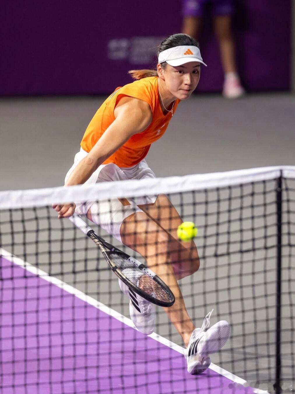 WTA250克卢日-纳波卡站 王欣瑜止步8强两个4:6，都是盘末发球局被破；今天