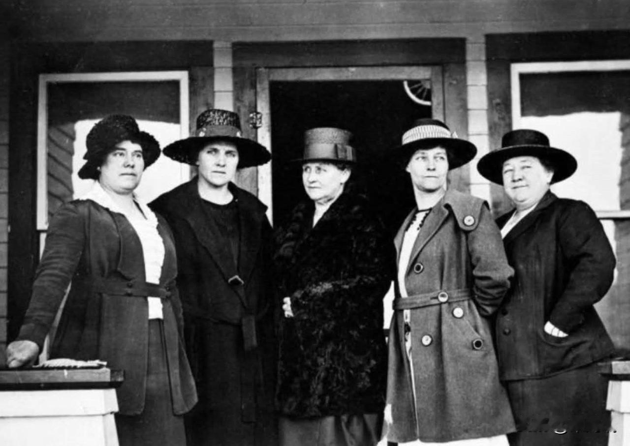 这张照片展示了1920年怀俄明州杰克逊市（Jackson, Wyoming）的全