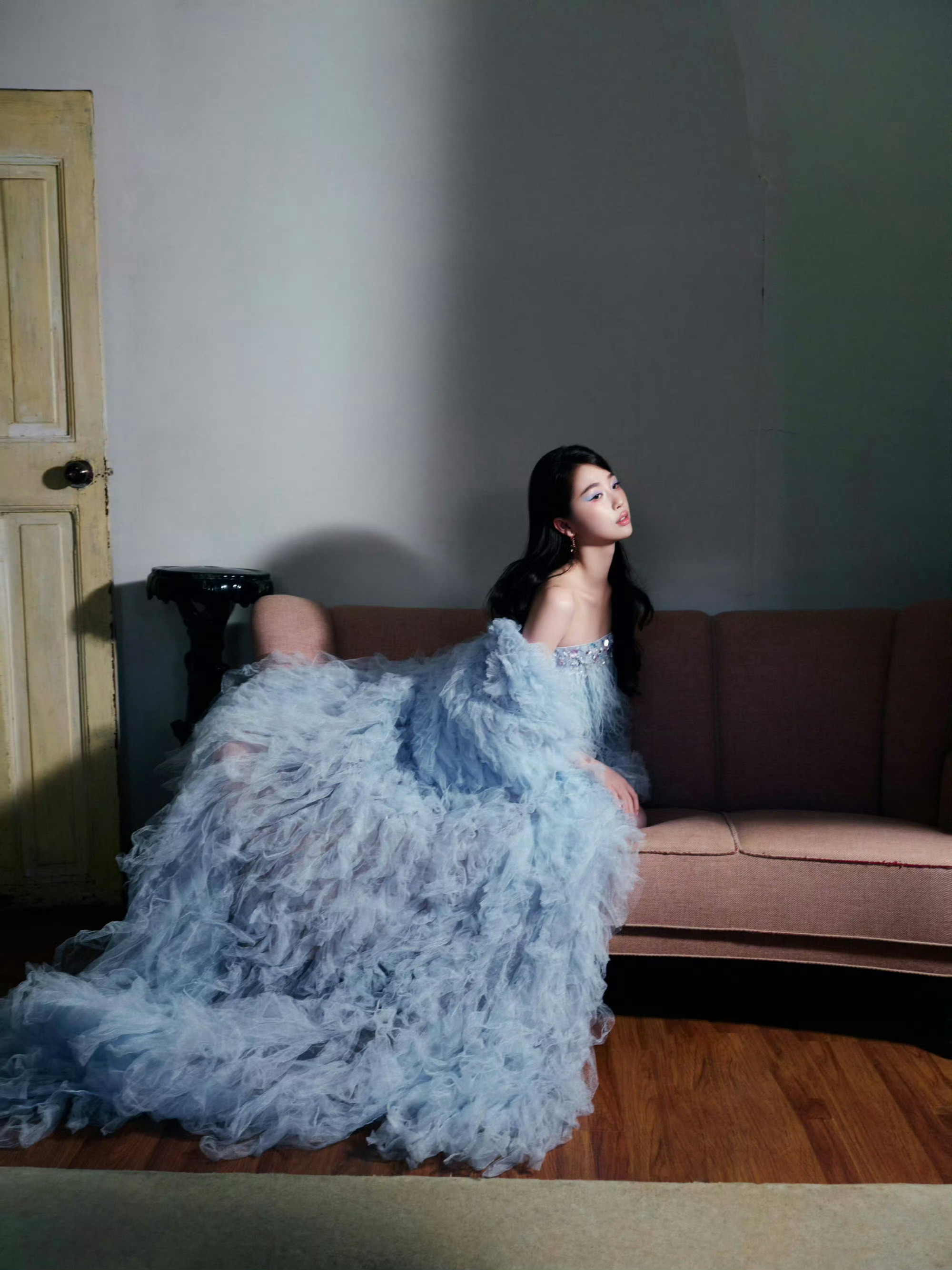 虞书欣穿蓝裙是战神级别的… 