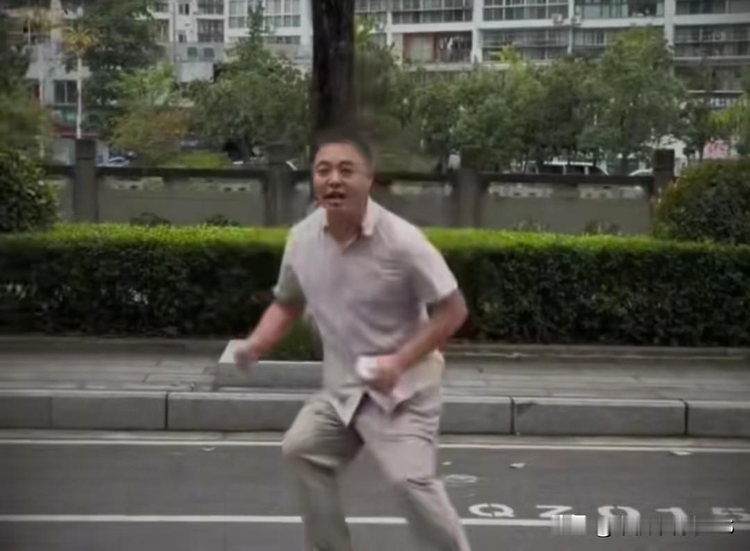 十年卖车没人看，表演被撞，差点把人送走直接火出圈，现在到处都是AI特效的时代，这