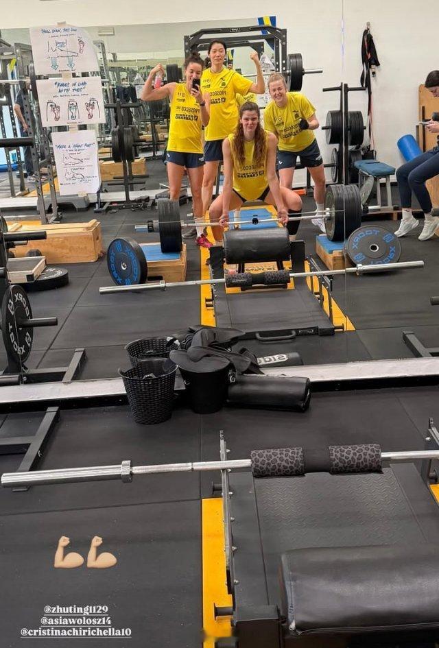 朱婷 朱婷和队友秀肌肉💪朱婷留洋第七季