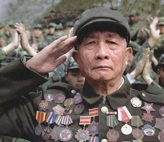 1938年，因我军优待俘虏政策，两名日本军官有恃无恐辱骂我军士兵，一名战士气不过