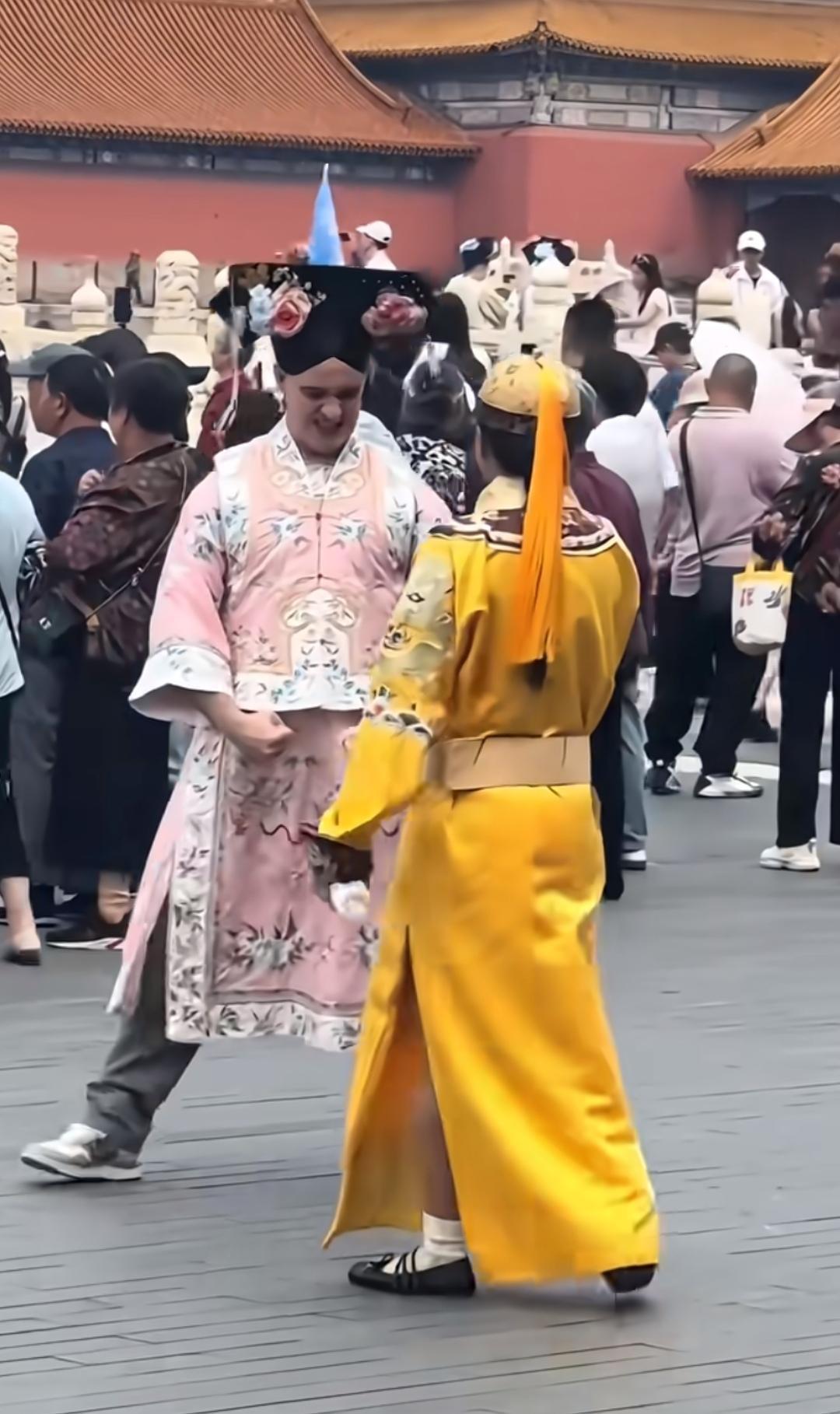 哈哈哈，还真是洋相还得“洋人”出！你认为难堪的，他们觉得开心！