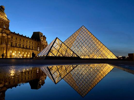 有个在法国博物馆上班的人，放着好好的工作不干，居然干起了偷东西的勾当，偷的还是值