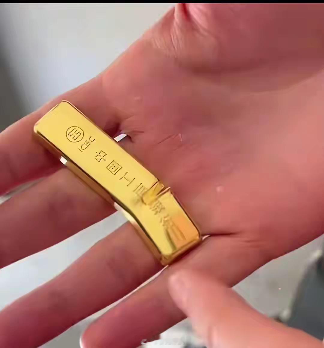 去年在工商银行买的金条每克560元，买了100克。    现在黄金暴涨，去金店想