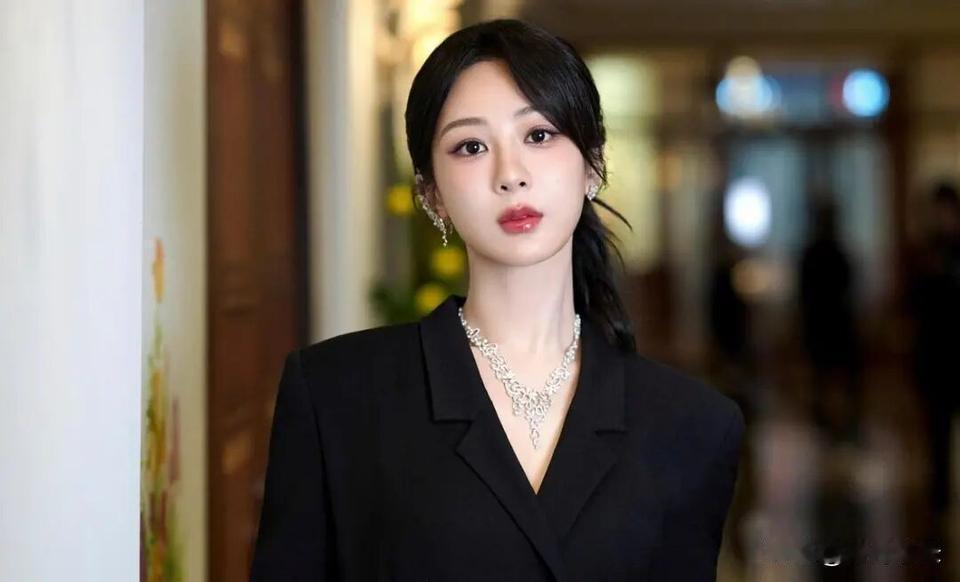 “少吃、多睡、戒色”，
很多人听到这就笑了，
觉得杨紫在开玩笑，但了解她的工作节